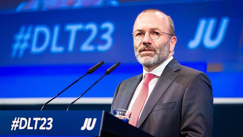 Der CSU-Politiker (51) ist seit 2014 Fraktionschef der Europäischen Volkspartei (EVP) im Europarlament, seit 2022 auch deren Vorsitzender.