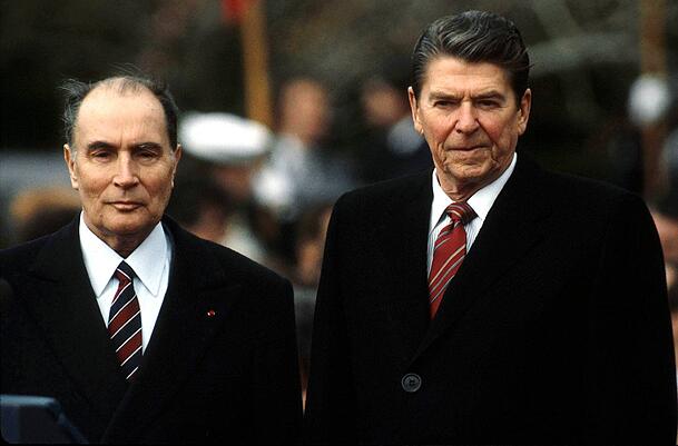 Staatenlenker mit Hang zur Astrologie: Francois Mitterrand (links) und Ronald Reagan (1984). Staatenlenker mit Hang zur Astrologie: Francois Mitterrand (links) und Ronald Reagan (1984).