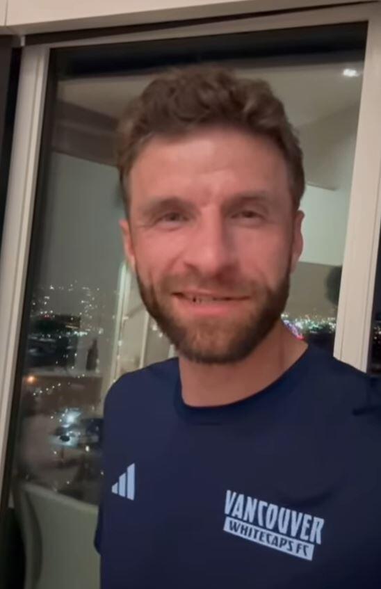 Zeigt Mega-Ausblick über Vancouver: Thomas Müller wohnt in einer Hochhaus-Wohnung.