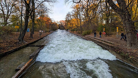 Die Welle ist weiterhin weg: Nun hat die Stadt einen dreistufigen Plan entworfen. Warum die Welle fehlt, weiß immer noch keiner.