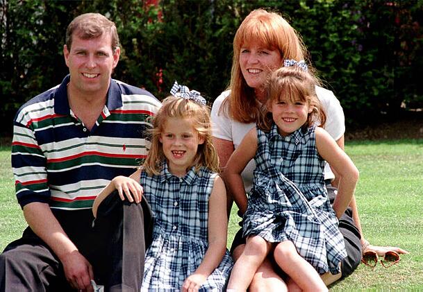 Bilder (und Titel), die der Vergangenheit angeh&ouml;ren: Der Herzog und die Herzogin von York, Andrew und Sarah Ferguson, mit den T&ouml;chtern Beatrice und Eugenie im Jahr 1996.