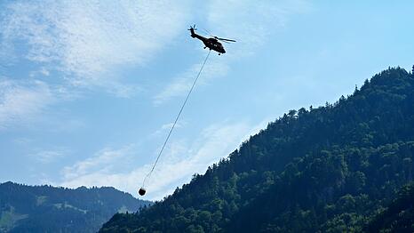 Auch am Freitag waren wieder mehrere L&ouml;schhubschrauber im Einsatz.
