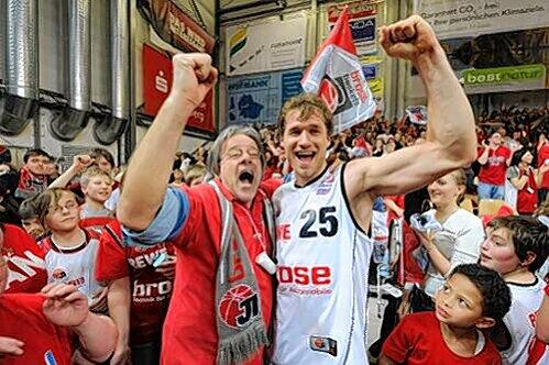 Basketball-Bamberg außer Rand und Band: Anton Gavel mit einem Fan nach dem 79:77-Pokaltriumph über Berlin.