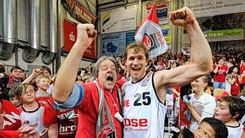 Basketball-Bamberg außer Rand und Band: Anton Gavel mit einem Fan nach dem 79:77-Pokaltriumph über Berlin. Basketball-Bamberg außer Rand und Band: Anton Gavel mit einem Fan nach dem 79:77-Pokaltriumph über Berlin.