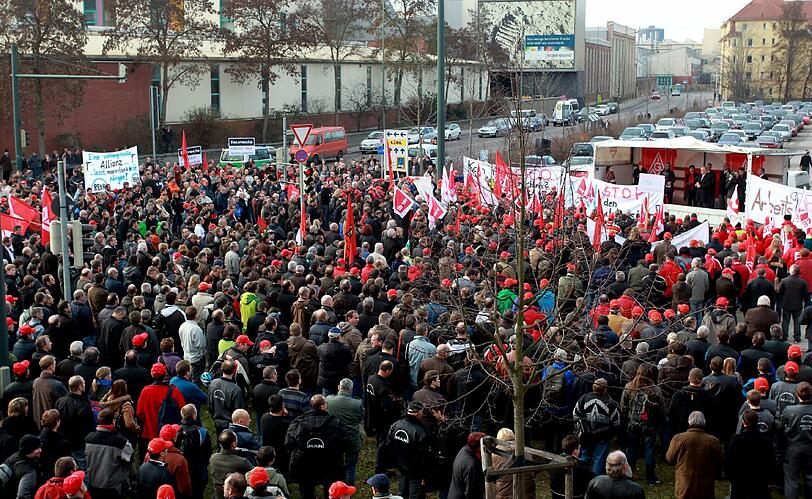 Die Beschäftigten von Manroland Augsburg demonstrieren bei der Augsburger IG-Metall-Demonstration vor dem Unternehmensgebäude für den Erhalt ihres Standortes. Auch in Plauen und Frankfurt fanden Kundgebungen statt.
