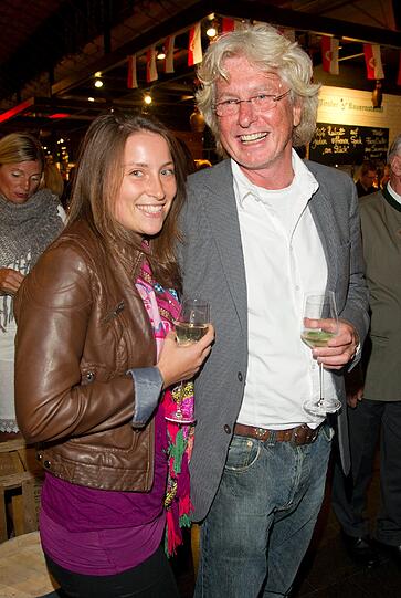 Gestütsbesitzer Helmut von Finck kam mit seiner hübschen Tochter Samira.