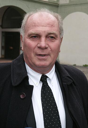 Den FC Bayern vertraten Manager Uli Hoeneß, Karl-Heinz Rummenigge und Paul Breitner.