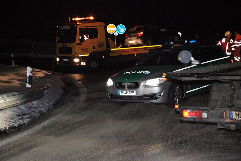 Auf dem Zubringer der A 8 Richtung Salzburg stoßen am Sonntagabend zwei Autos frontal zusammen. Vermutlich waren sie zu schnell unterwegs. Die Insassen werden glücklicherweise nur leicht verletzt.