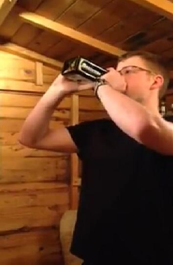 Hier wird kein Bier getrunken, sondern Jägermeister. Und damit keiner auf die Idee kommt, dass die Flasche getürkt sein könnte, wird zu Beginn extra gezeigt, dass es knackt, als er sie öffnet. Aber damit es richtig knallt, wird der Jägermeister noch mit Red-Bull gestreckt.