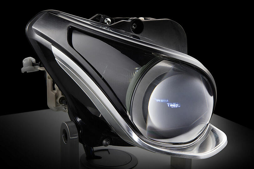 In naher Zukunft wird Mercedes-Benz seine Scheinwerfertechnologie um ein &bdquo;High Range&ldquo;-LED-Fernlicht erweitern.