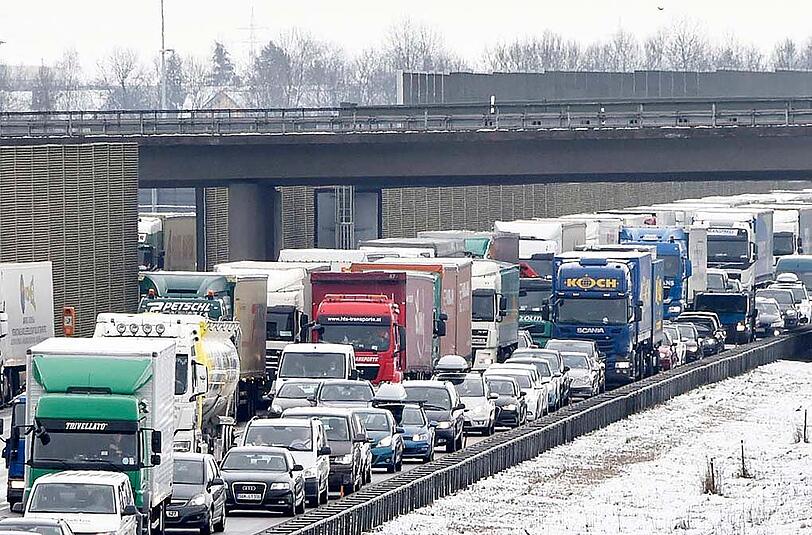 Bilder vom Lkw-Unfall in Kirchheim bei München: Ein Lkw übersah ein Stauende und daraufhin einem anderen Sattelzug auf.
