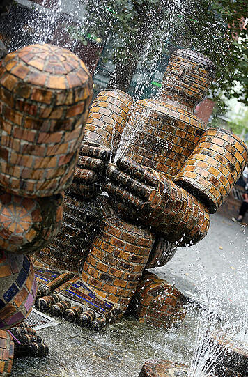 Der Brunnen "Steinernes Paar" am Rotkreuzplatz.