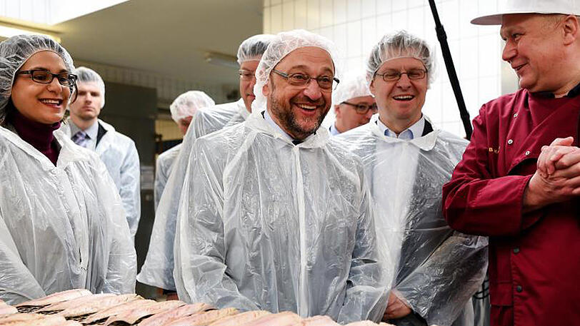 SPD-Spitzenkandidat Martin Schulz (M) besichtigt eine Fischräucherei in Eckernförde.