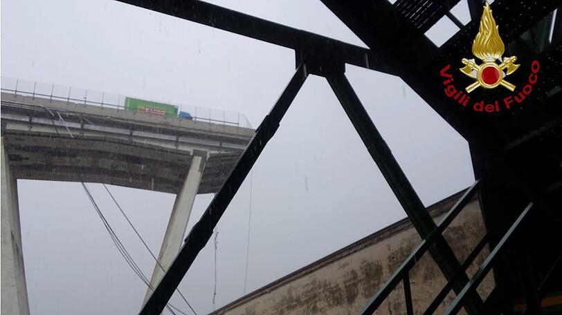 Italien, Genua: Ein Lastwagen steht an der Kante der Autobahnbrücke Ponte Morandi, von der ein Teilstück mehr als 40 Meter in die Tiefe gestürzt war.