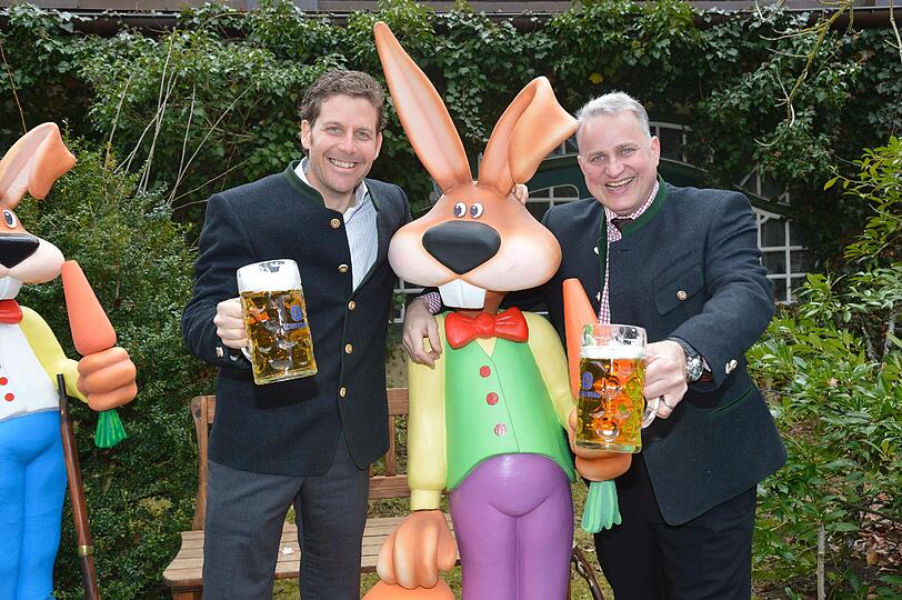 Philip Greffenius und Wiesn-Wirt Christian Schottenhamel stimmen sich auf Ostern und die 12. "Nacht der Tracht" 2013 ein.