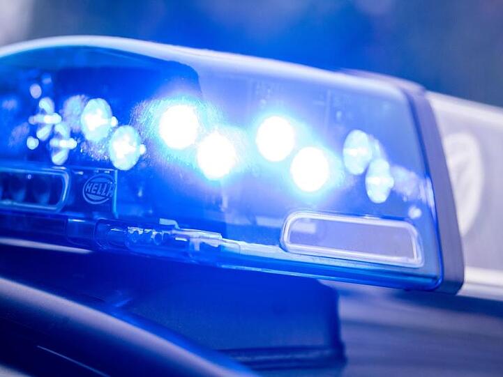 Ein Blaulicht leuchtet an einer Polizeistreife. Foto: Lino Mirgeler/dpa/Symbolbild