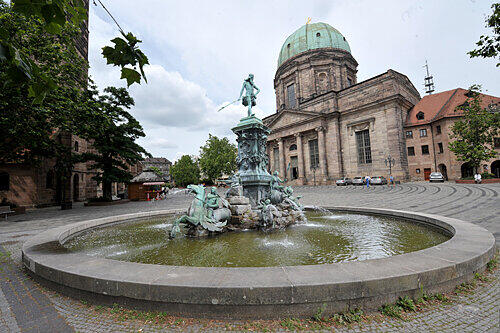Die Foto-Montage zeigt, wie es nach dem Umzug auf den Jakobsplatz aussehen könnte: Der Neptunbrunnen zwischen den Kirchen St. Jakob (links) und St. Elisabeth.