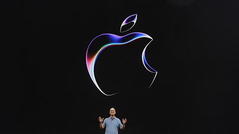 Apple-SEO Tim Cook spricht bei der Ankündigung auf dem Apple-Campus.