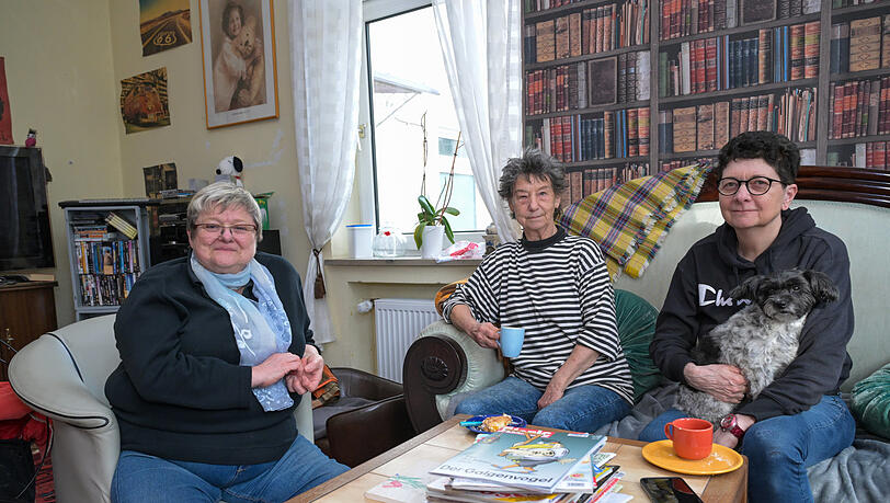 Regina (v.l.), Katharina, Angelika und Hund Socke sind fast täglich in der Guten Stube an der Schleißheimer Straße. Dort wird geratscht, gehäkelt oder gegartelt. Hauptsache, niemand muss alleine sein. Regina (v.l.), Katharina, Angelika und Hund Socke sind fast täglich in der Guten Stube an der Schleißheimer Straße. Dort wird geratscht, gehäkelt oder gegartelt. Hauptsache, niemand muss alleine sein.