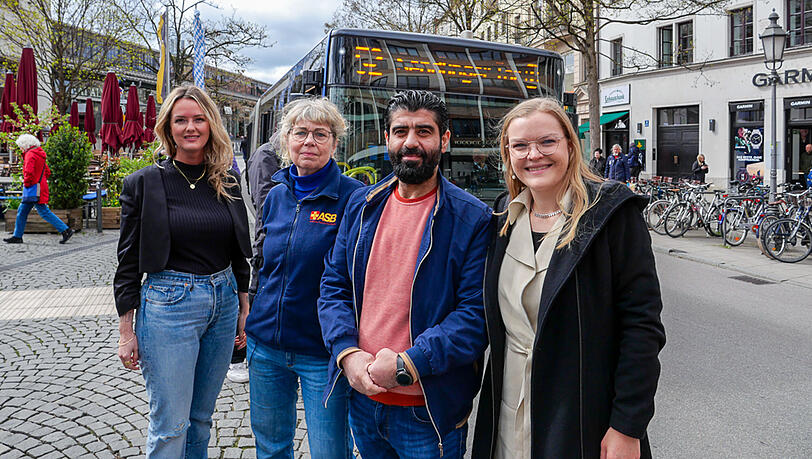 (v.l.) Stadträtin Mona Fuchs (Grüne), Sozialarbeiterin Andrea Hagen, der Geflüchtete Ahmed Z., der inzwischen als Busfahrer arbeitet und Stadträtin Clara Nitsche (Grüne). (v.l.) Stadträtin Mona Fuchs (Grüne), Sozialarbeiterin Andrea Hagen, der Geflüchtete Ahmed Z., der inzwischen als Busfahrer arbeitet und Stadträtin Clara Nitsche (Grüne).