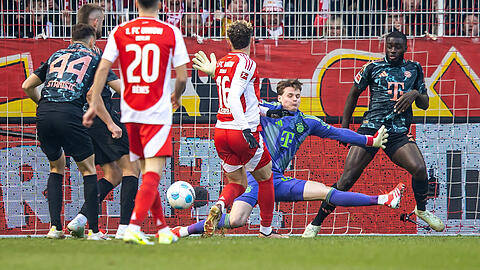 Jonas Urbig gab vor dem Gegentor zum 1:1 eine unglückliche Figur ab.