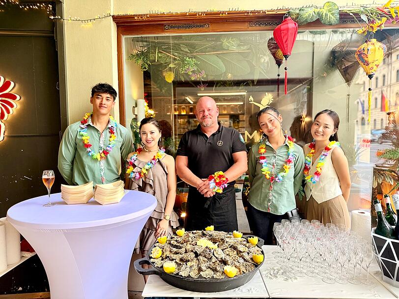 Das Team des Maui im Ludwigpalais und TV-Koch Gabriel Arendt begrüßen die Gäste der "BBQ-Night" mit Austern und Crémant. Das Team des Maui im Ludwigpalais und TV-Koch Gabriel Arendt begrüßen die Gäste der "BBQ-Night" mit Austern und Crémant.