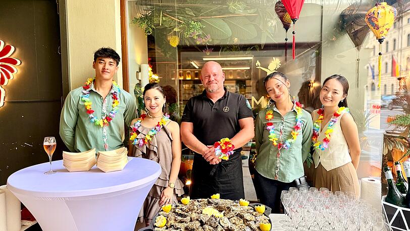 Das Team des Maui im Ludwigpalais und TV-Koch Gabriel Arendt begrüßen die Gäste der "BBQ-Night" mit Austern und Crémant. Das Team des Maui im Ludwigpalais und TV-Koch Gabriel Arendt begrüßen die Gäste der "BBQ-Night" mit Austern und Crémant.