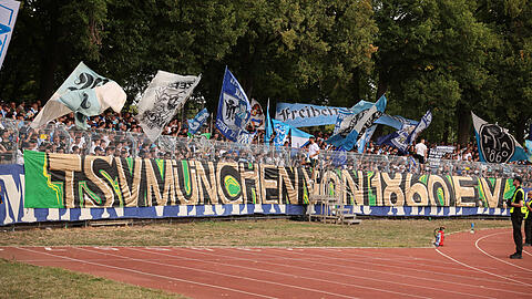 Lautstarker Support, befreit von den Fesseln der Vergangenheit: Die Fans des TSV 1860 &uuml;berzeugen rund um das Remis in Schweinfurt ganz ohne Pyrotechnik.