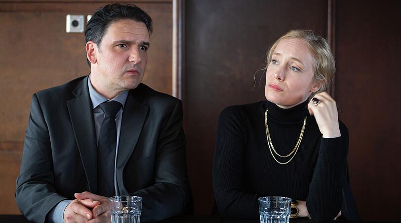 Der Brauereibesitzer Philipp Herbert (Sascha Göpel) und seine Frau Maria (Katharina Heyer) sind schockiert vom letzten Willen von Marias Mutter. Der Brauereibesitzer Philipp Herbert (Sascha Göpel) und seine Frau Maria (Katharina Heyer) sind schockiert vom letzten Willen von Marias Mutter.