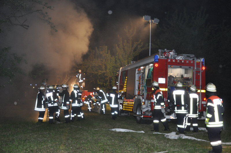 Eine Maschinenhalle im oberbayerischen Schwindegg brennt vollständig ab.