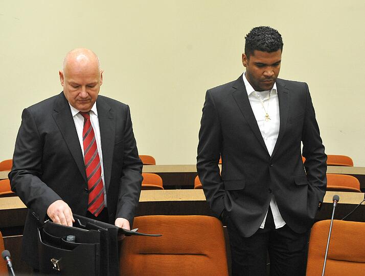 Knapp neun Monate nach dem verheerenden Brand in seiner Villa muss sich Fußball-Profi Breno seit Mittwoch in München vor Gericht verantworten. Auch Ex-Bayern-Star Giovane Elber war vor Ort. Sehen Sie hier die Bilder vom Prozessauftakt.