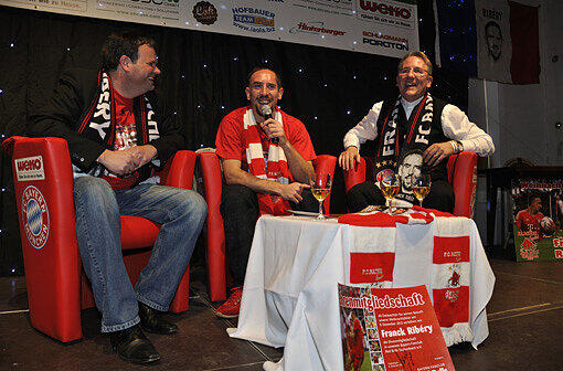 Und Ribéry bringt seine Gastgeber sichtlich zum Lachen.