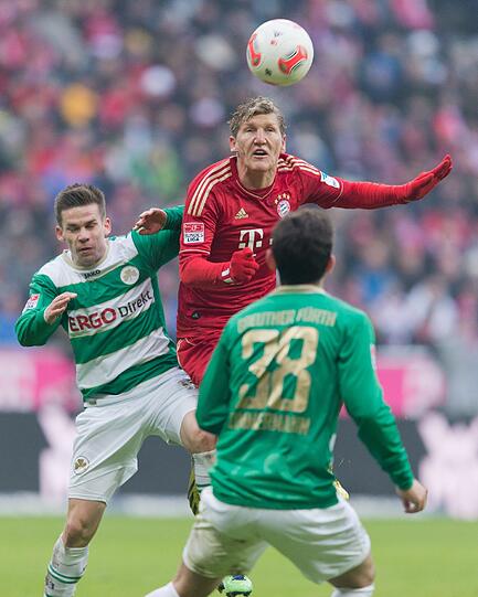 BASTIAN SCHWEINSTEIGER: Note 3. Der Taktgeber des Spiels. Versuchte, per Freistoß selbst ein Ausrufezeichen zu setzen, Hesl reagierte gut (60.). Gegen harmlose Fürther, bislang zehn Saisontreffer (Bayern nun 46!), wenig gefordert, die Defensive zu organisieren.