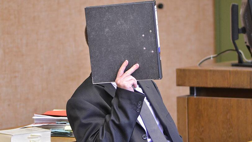 Der Industriekaufmann Wolfgang F. (49) ist wegen schweren Raubes vor dem Münchner Landgericht angeklagt. Ihm drohen bis zu zehn Jahren Gefängnis. Der Industriekaufmann Wolfgang F. (49) ist wegen schweren Raubes vor dem Münchner Landgericht angeklagt. Ihm drohen bis zu zehn Jahren Gefängnis.