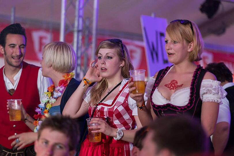 Dirndl und Lederhosen am kroatischen Strand: Bilder von der wilden Springbreak Wiesn-Party zum Durchklicken!
