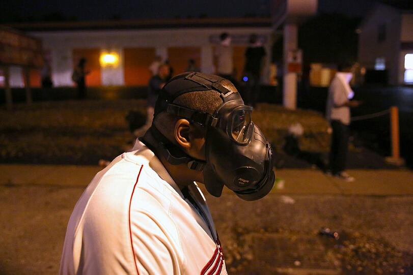 Ein Demonstrant mit Atemschutzmaske.