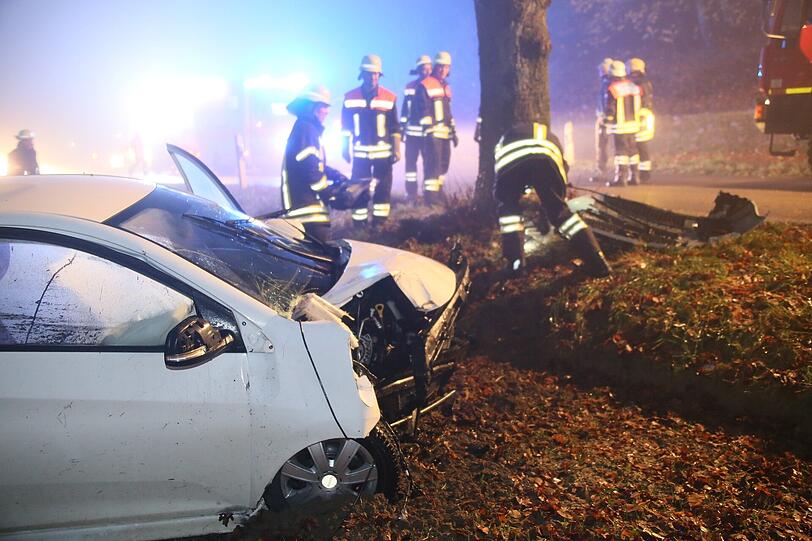 Unfall am frühen Morgen. Die Bilder vom Feuerwehreinsatz.