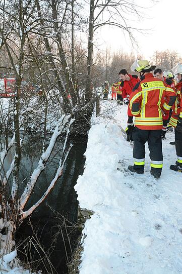Tragischer Tod eines Ehepaars aus Landsberg: In der Vils konnten Einsatzkräfte nur noch die Leichen bergen. Der BMW X3 war wohl von der Straße abgekommen und in den eiskalten Fluss gerast.