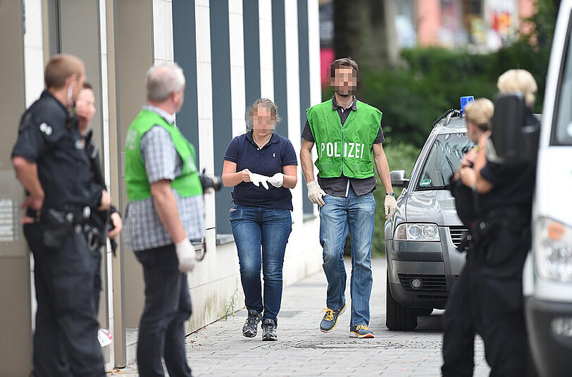 Laut Medienberichten hat ein SEK die Wohnung des Todesschützen in der Maxvorstadt gestürmt. Diese Bilder zeigen einen Polizeieinsatz in der Dachauerstraße. Hier wurde am Samstagmorgen eine Wohnung durchsucht.