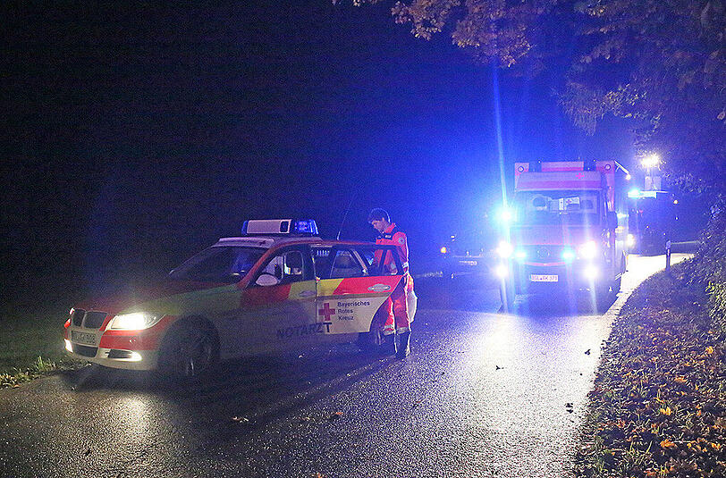 Nach dem Zusammenstoß wurde der 21-Jährige in seinem Audi-Wrack eingeklemmt. Er starb noch am Unfallort. Die Bilder vom Unfall.