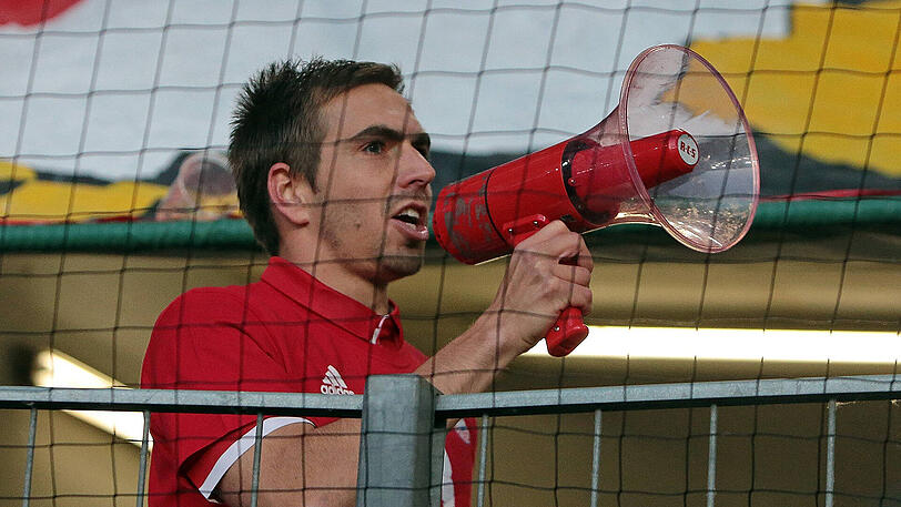 Als achtfacher deutscher Meister verabschiedet sich Philipp Lahm in den Fußball-Ruhestand. Doch bis dahin gibt er noch den Kapitän - auf und neben dem Rasen.