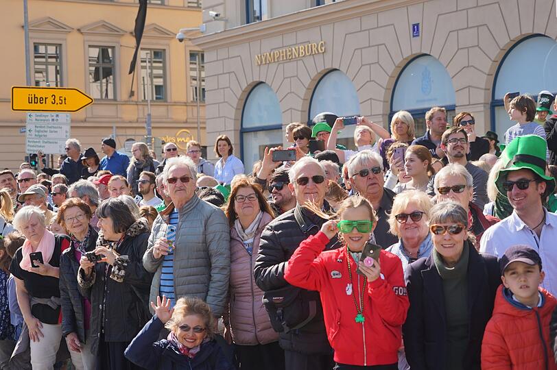 Am Sonntag marschierten bei strahlendem Sonnenschein die Teilnehmer der St.-Patricks-Day-Parade auf der Leopoldstraße in München.