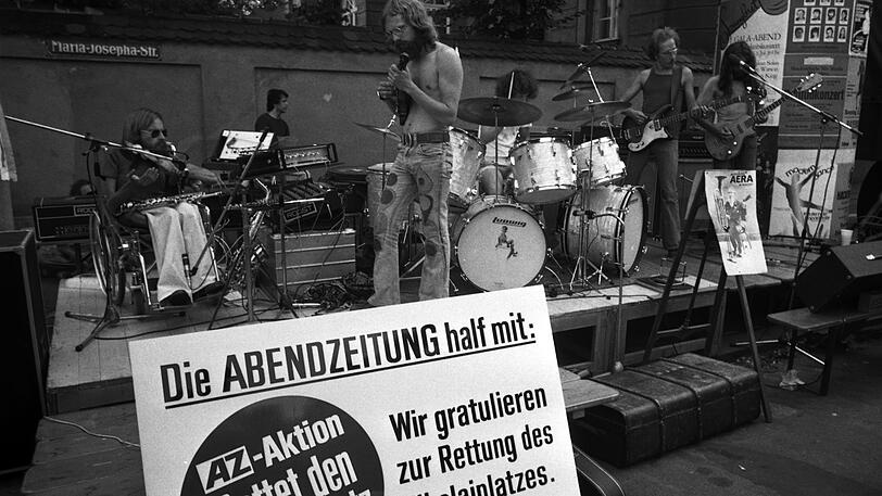 Auch die AZ half mit: Der Nikolaiplatz ist gerettet &ndash; die Bürger feiern.