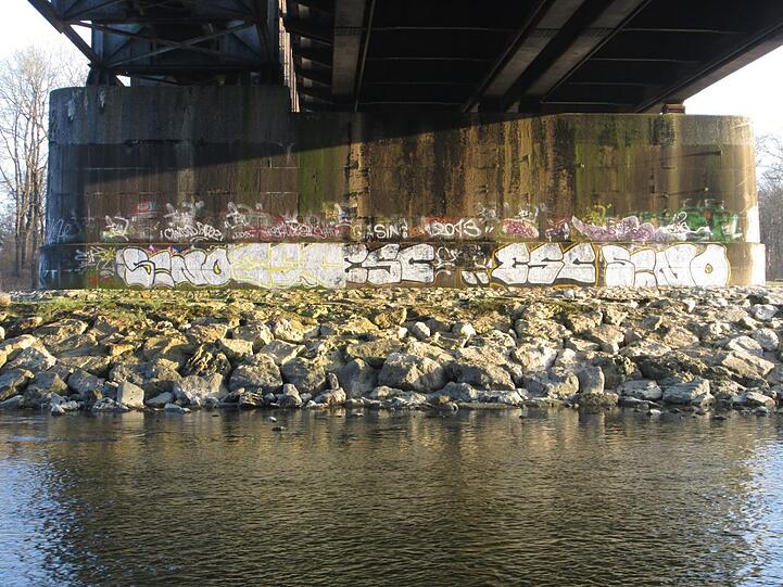 Großflächig haben sich die jugendlichen Sprayer in Giesing verewigt, wie hier an der Braunauer Eisenbahnbrücke.