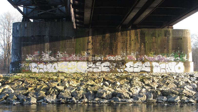 Großflächig haben sich die jugendlichen Sprayer in Giesing verewigt, wie hier an der Braunauer Eisenbahnbrücke. Großflächig haben sich die jugendlichen Sprayer in Giesing verewigt, wie hier an der Braunauer Eisenbahnbrücke.