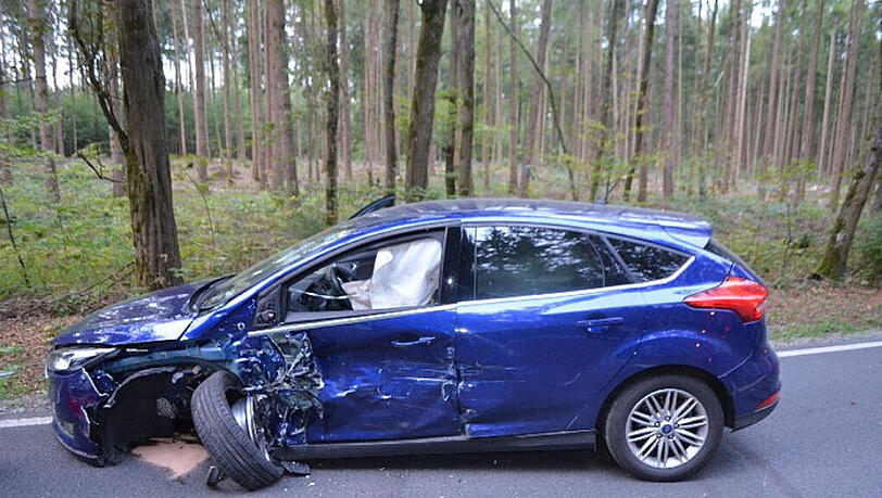 Beide Fahrzeuge wurden stark beschädigt und mussten abgeschleppt werden. Beide Fahrzeuge wurden stark beschädigt und mussten abgeschleppt werden.