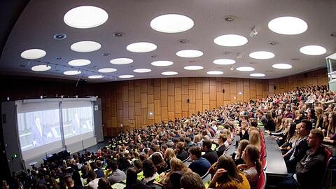 Studenten im Audimax der Leibniz Universität Hannover.