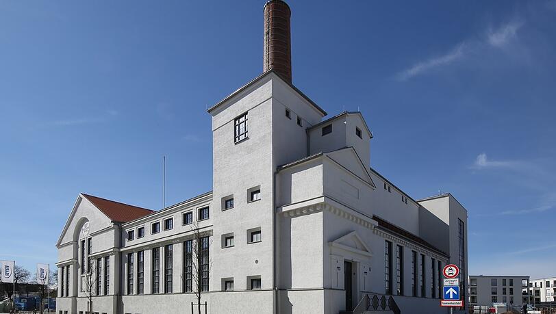 Das historische Kesselhaus mit seinem roten Kamin. Ein Teil ist als Loft bewohnt, in anderen Räumen sind Büros - und eine Event-Werkshalle. Das historische Kesselhaus mit seinem roten Kamin. Ein Teil ist als Loft bewohnt, in anderen Räumen sind Büros - und eine Event-Werkshalle.