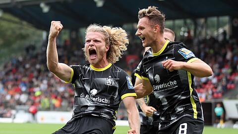 Vom Innenverteidiger zum Mittelstürmer zum Torschützen: Jesper Verlaat (l., hier mit Erik Tallig) jubelt nach seinem 1:1-Ausgleichstreffer.