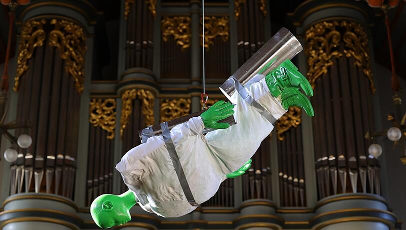 Engel, mal modern: Der "fliegende Turboengel" von Konrad Bogner hängt in der Erlöserkirche in Fürstenfeldbruck.